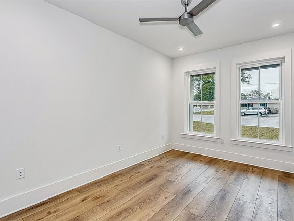 5th image of 903 E Cross St