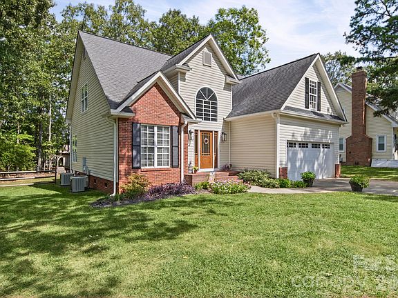 3rd image of 3070 Beech Ct #77