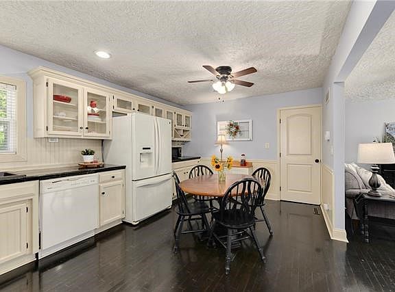 3rd image of 4712 S Crysler Dr