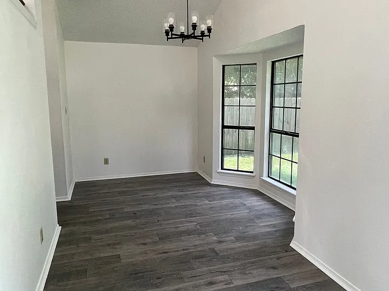 2513 Freedom Ln — Photo 4