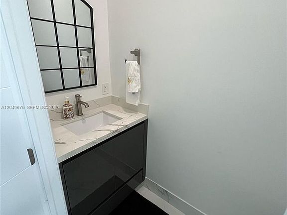 5th image of 2342 McKinley St #Townhouse 3