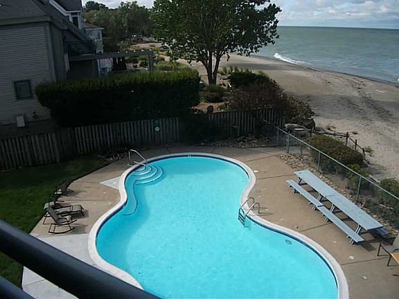 3rd image of 10 Peninsula Dr APT 12