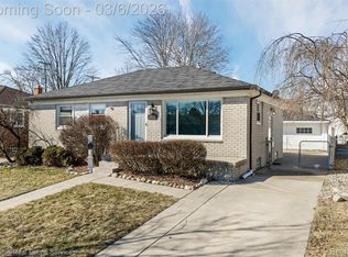 25083 Arlington St, Roseville, MI 48066