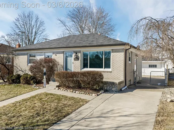 25083 Arlington St, Roseville, MI 48066