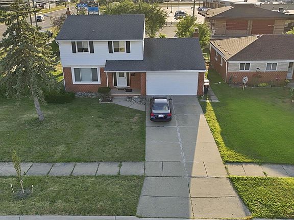 2nd image of 33011 Crestwell Dr