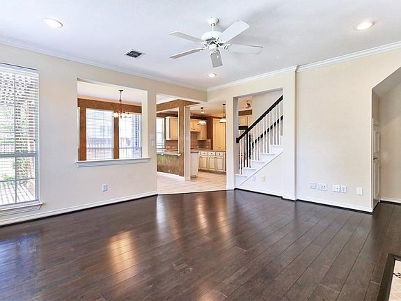 3rd image of 404 Parkwood Ct