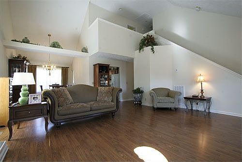 Large Great Room - Vaulted Ceilings - Pergo Flooring 