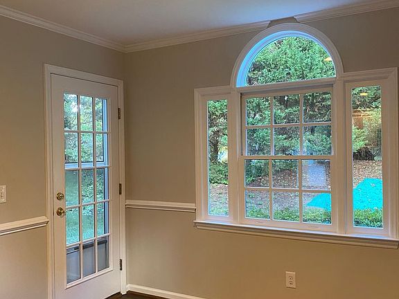 4th image of 815 Meadowstone Dr