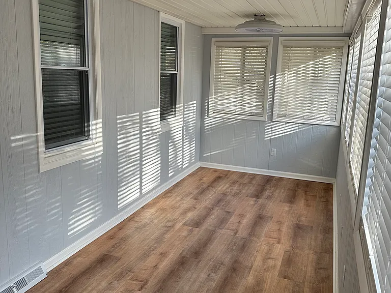 852 38th St — Photo 3