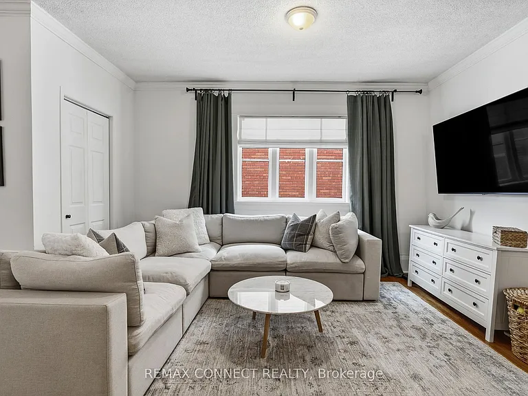 60 Woodbury Rd — Photo 11