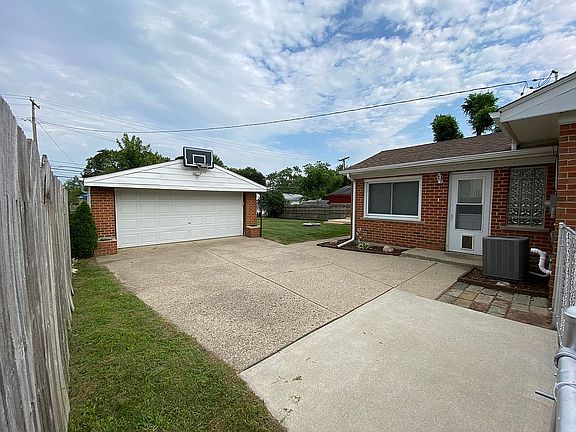 3rd image of 14858 Fairfield St