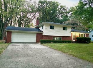 1249 Woodlow St, Waterford, MI 48328