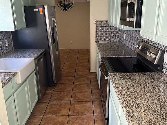 Galley kitchen / side entry