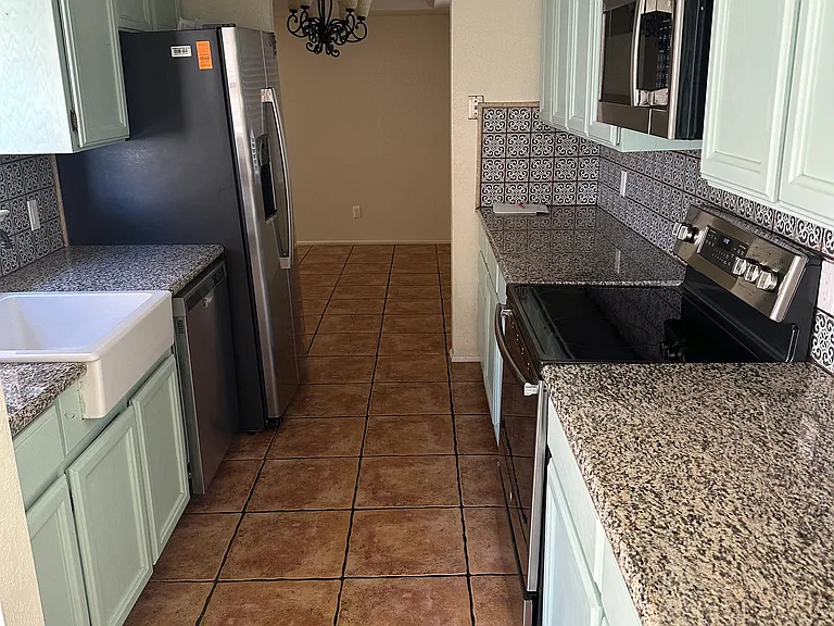Galley kitchen / side entry