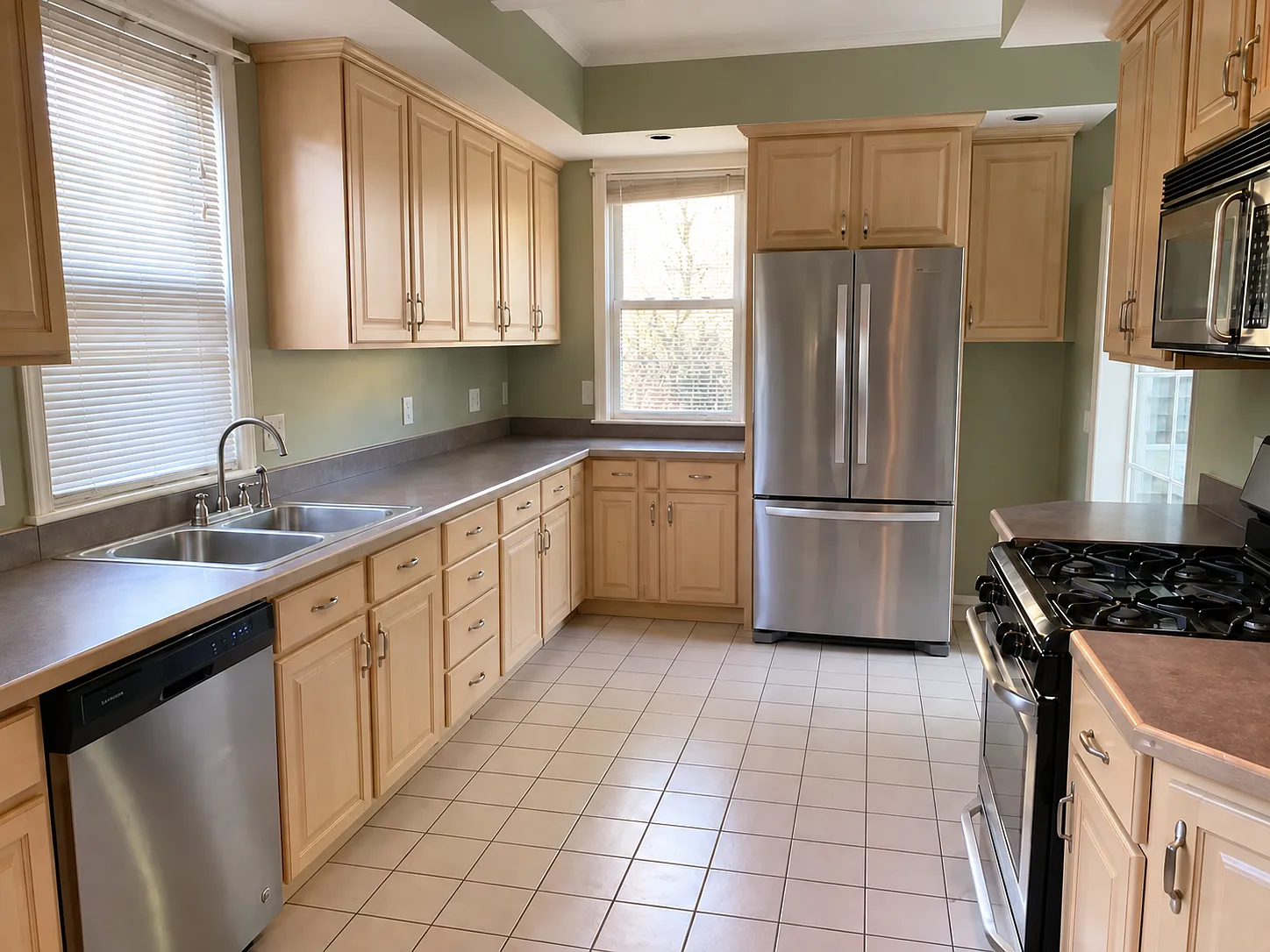 6 bed, 3200 sqft, $8,200 — Photo 3