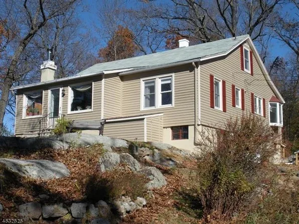 4 Lake Rd, Lake Hopatcong, NJ 07849