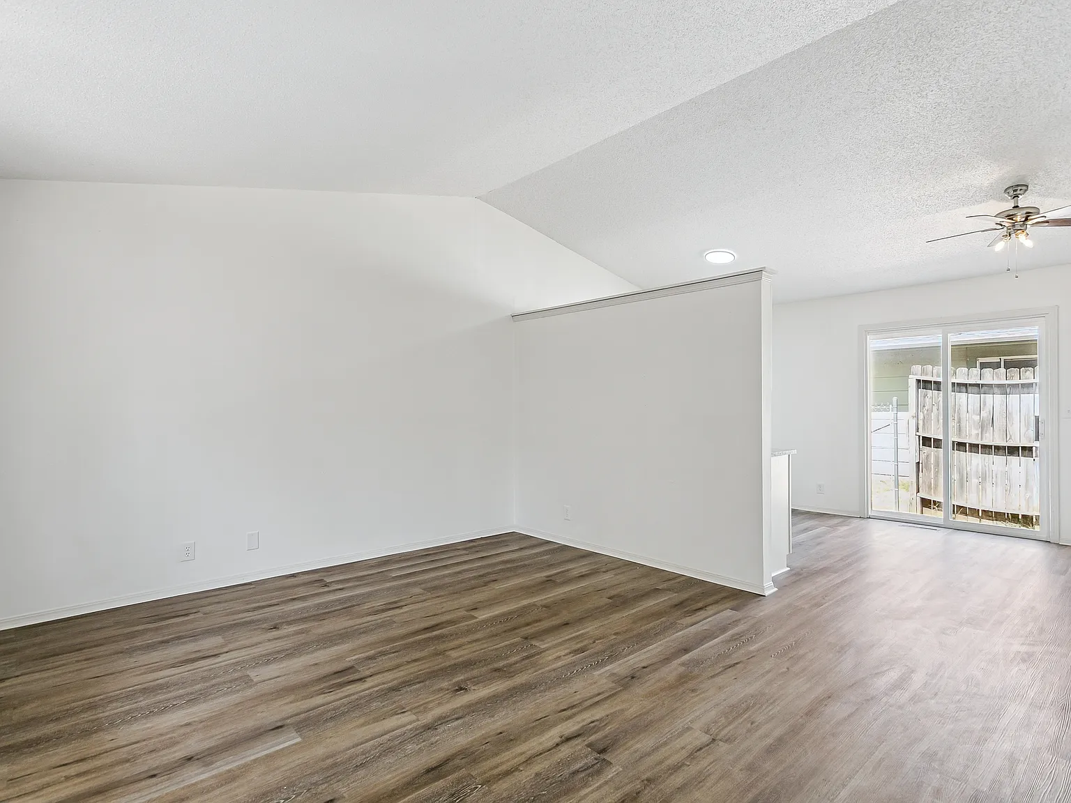 2 bed, 950 sqft, $1,050 — Photo 3