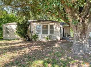 1113 N Hamilton St, Gonzales, TX 78629