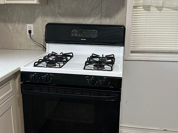 3rd image of 24 Franklin Pl APT B