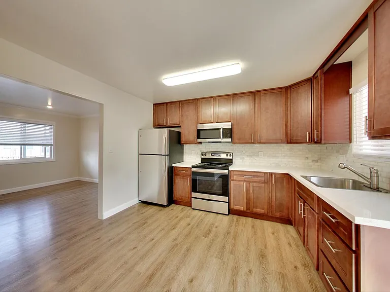 Midway Manor Apts. — Photo 6