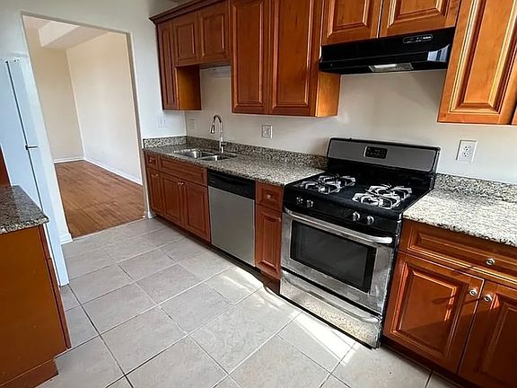 4th image of 5039 S Prairie Ave #2S