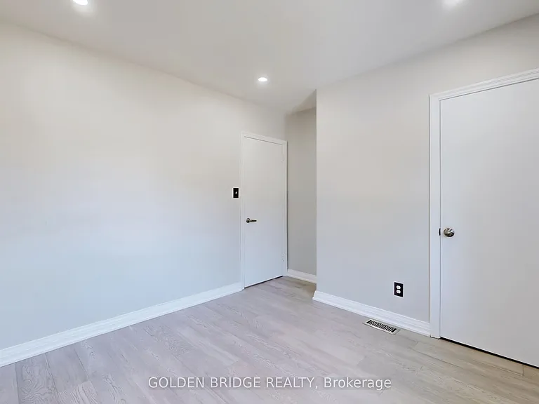 438 Centre St E — Photo 16