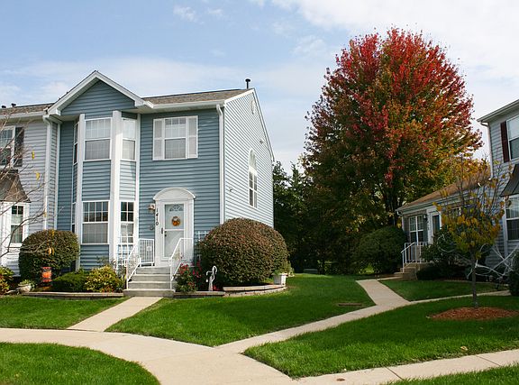 2nd image of 1410 Charleston Ct