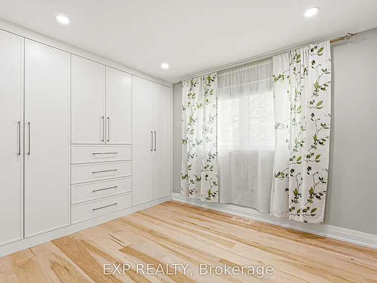 10 Queen Anne Cres — Photo 23