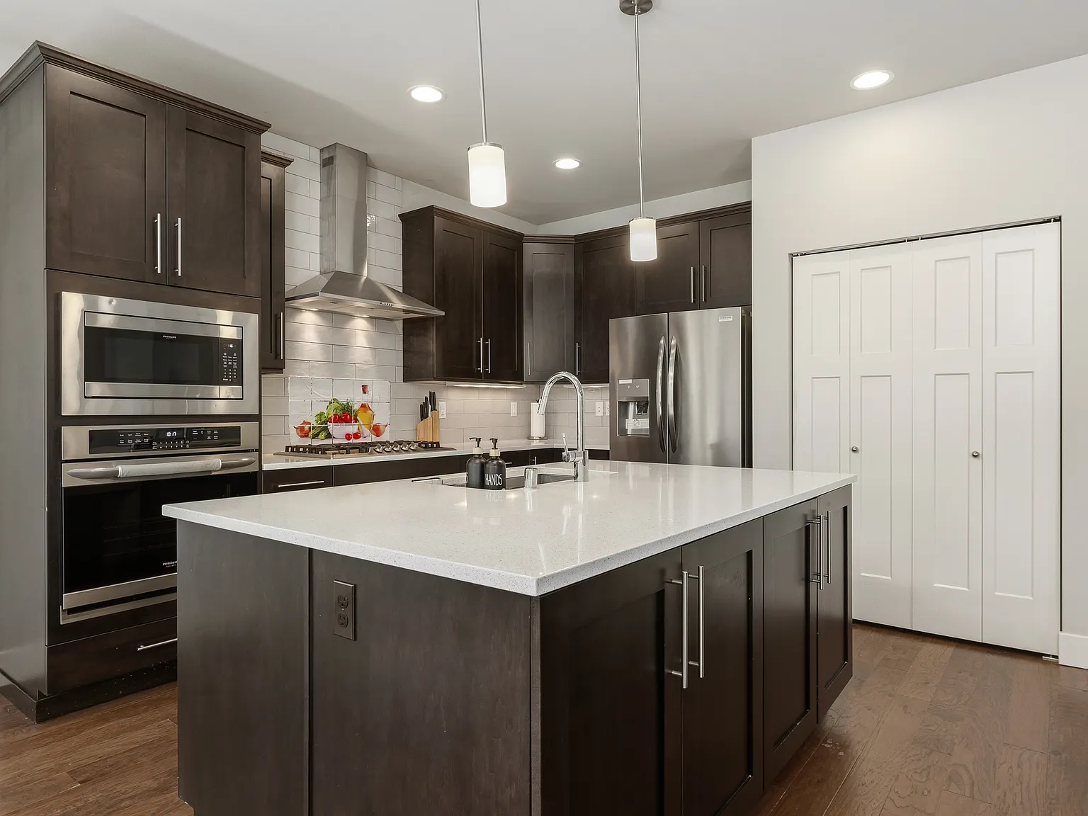 3 bed, 2.5 bath, 2084 sqft, $3,749 — Photo 3