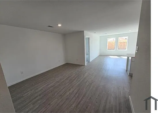 4 bed, 1760 sqft, $2,400 — Photo 2