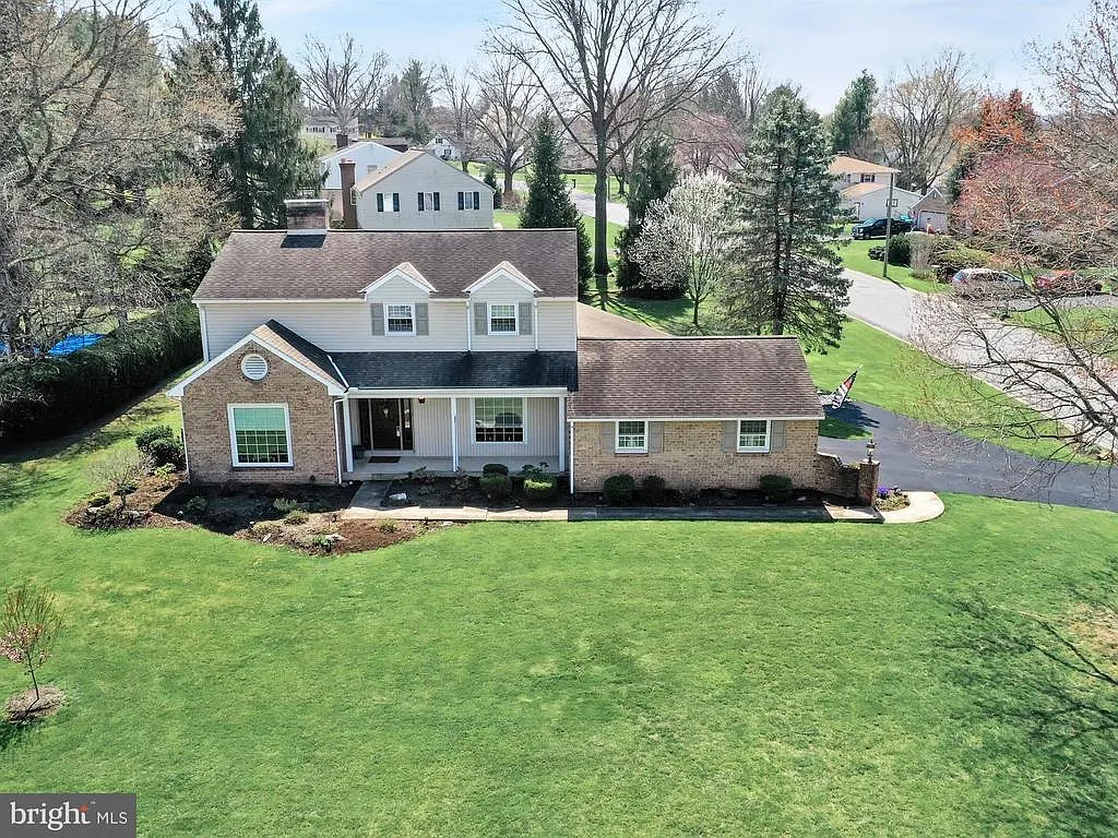 80 Country Ln photo 1