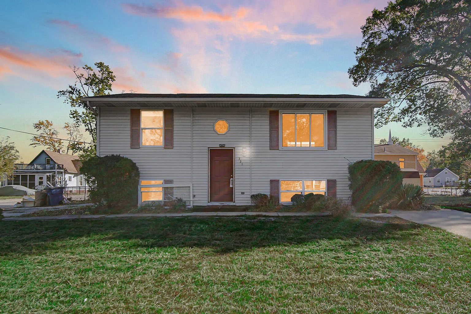 331 Helen St photo 1