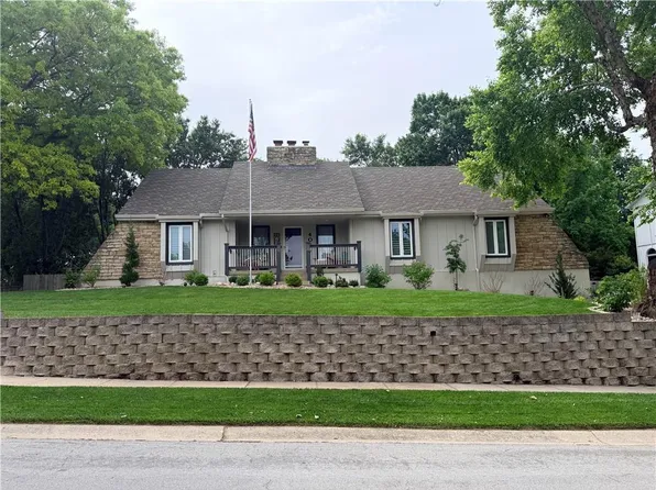 401 NE Landings Dr, Lees Summit, MO 64064