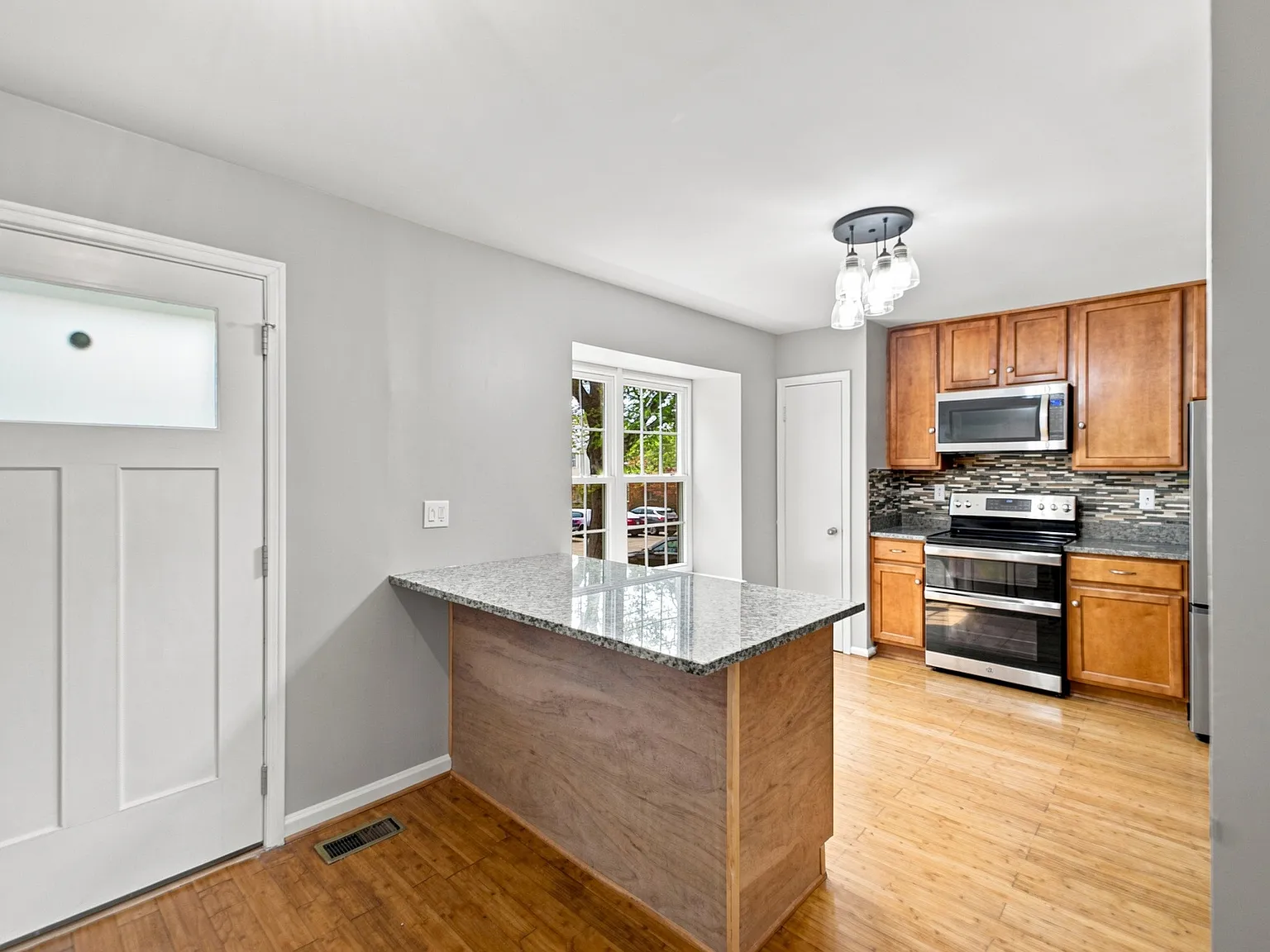 3 bed, 1408 sqft, $3,000 — Photo 3