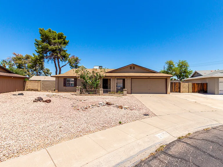 2324 E Palmcroft Dr — Photo 2