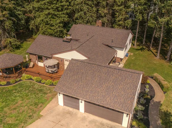 12575 Green Tree Trl, South Lyon, MI 48178