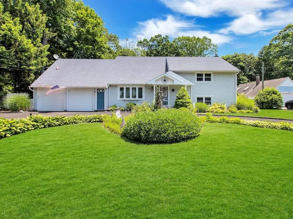 107 Vanderbilt Boulevard, Oakdale, NY 11769