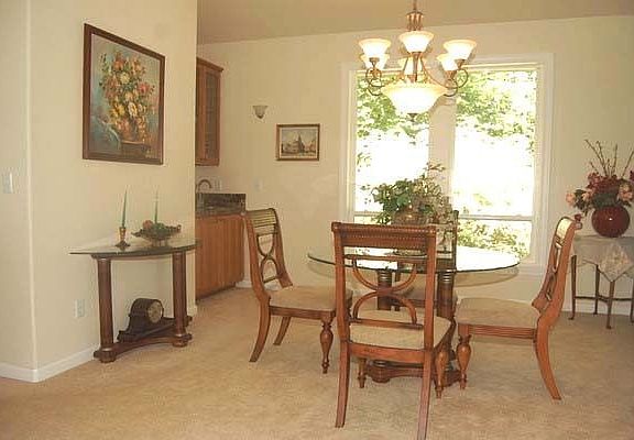 Formal dining w/built-in wet bar
