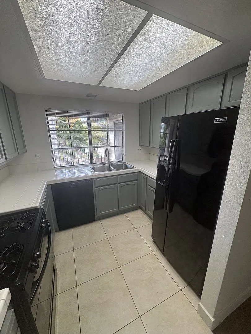 Beautiful double Master bedroom townhome with 2 car garage , in unit laundry, and a pool — Photo 4