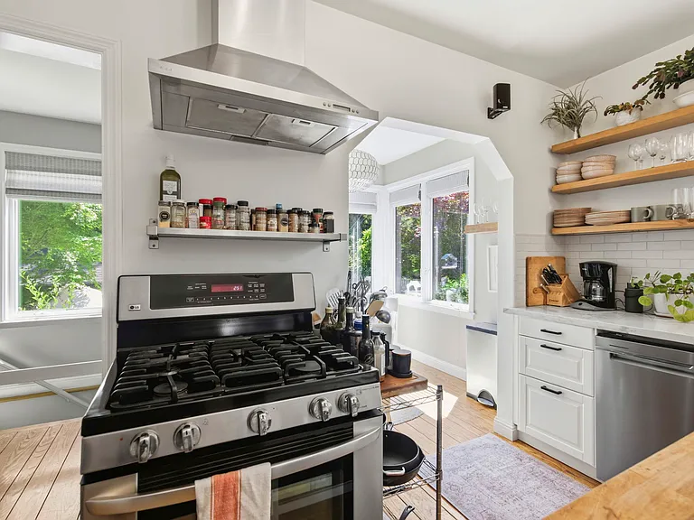284 E Blithedale Ave — Photo 17
