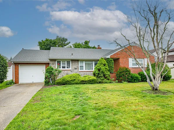 7 Cedar Avenue, Bethpage, NY 11714