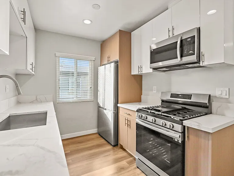 1352 W 36th Street apartments — Photo 22