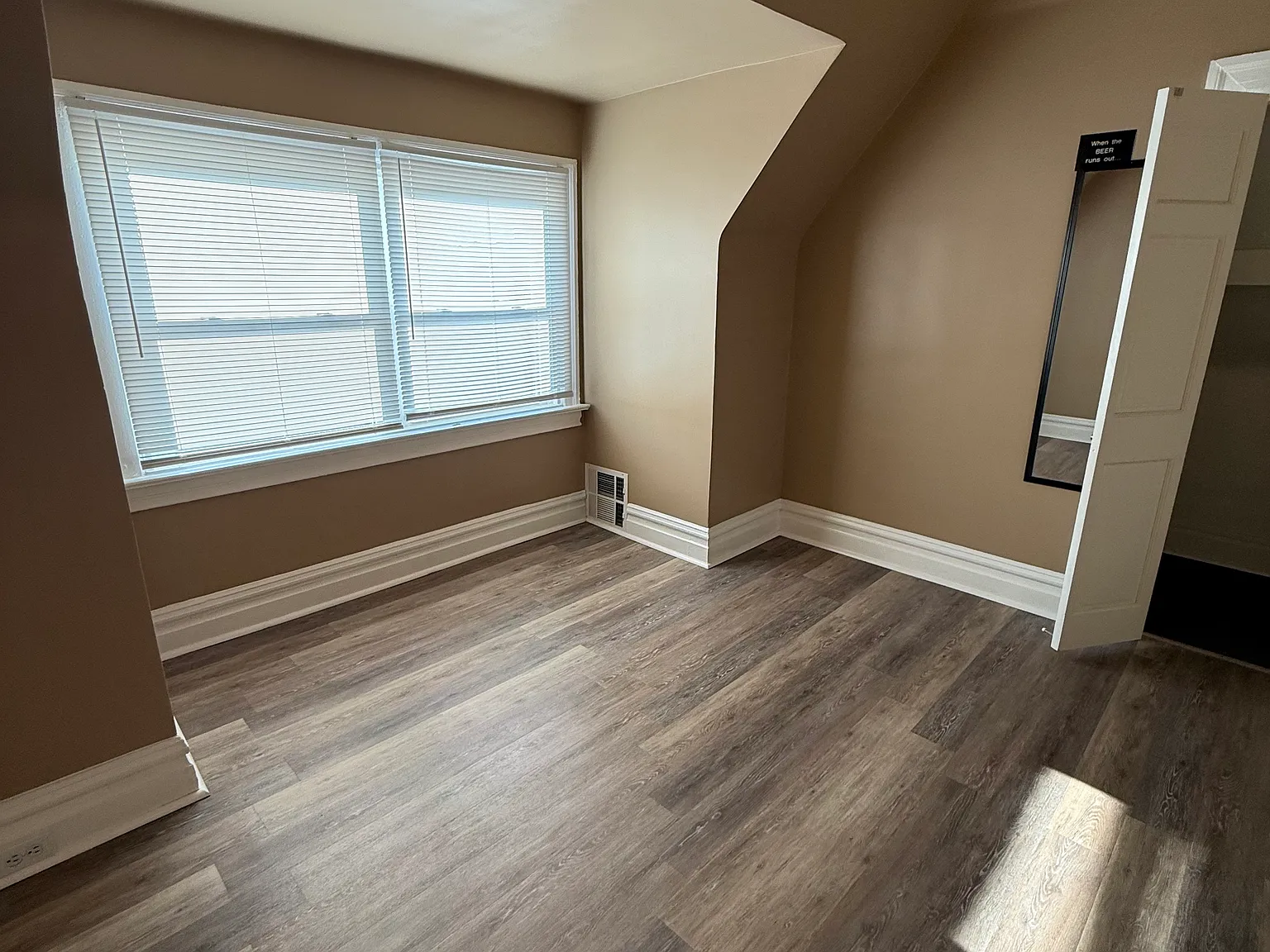 1 bed, 700 sqft, $995 — Photo 2