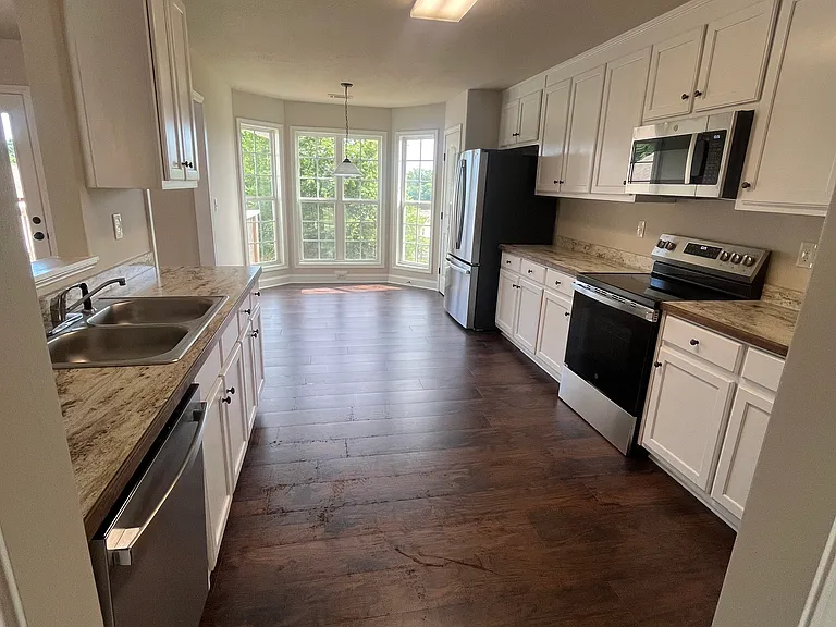 41 Colonial Ct — Photo 2