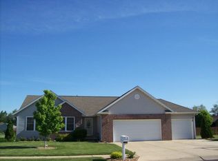 713 Buckhaven Dr, Pekin, IL 61554