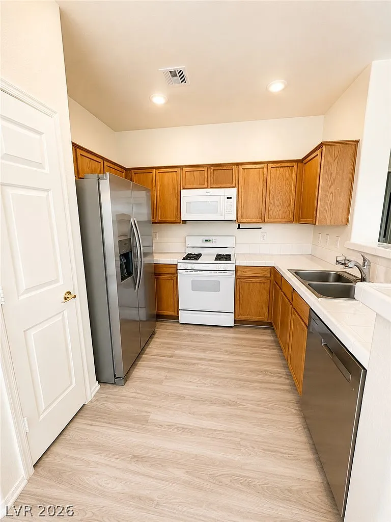 3 bed, 2.5 bath, 1379 sqft, $1,752 — Photo 3