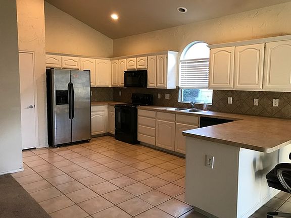 3rd image of 7433 Maroon Dr