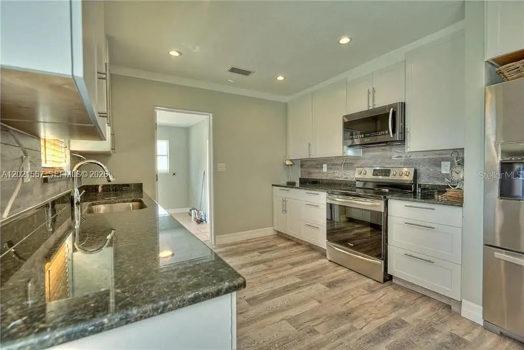 4 bed, 3.0 bath, $5,000 — Photo 2