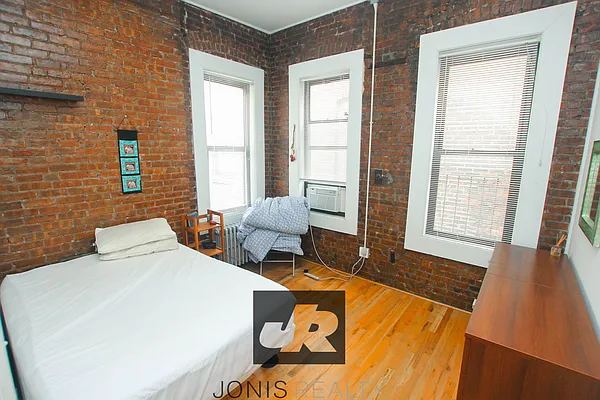 Rented by Jonis Realty | media 11