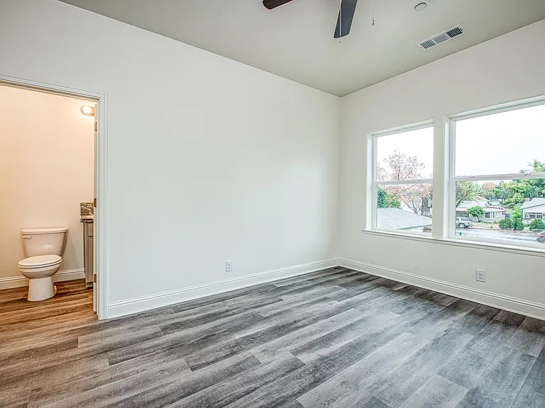 322 W 6th St #101 — Photo 3